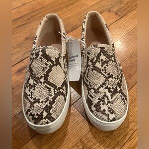 Women’s Cushioned Insole Snakeskin Slip-On Loafers Size 8 New With Tags